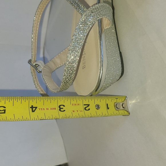 Touch Ups Women's Lena Wedge Sandal, Silver, 8 W - Picture 4 of 12